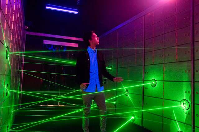 Amazing Mirror Maze Escape